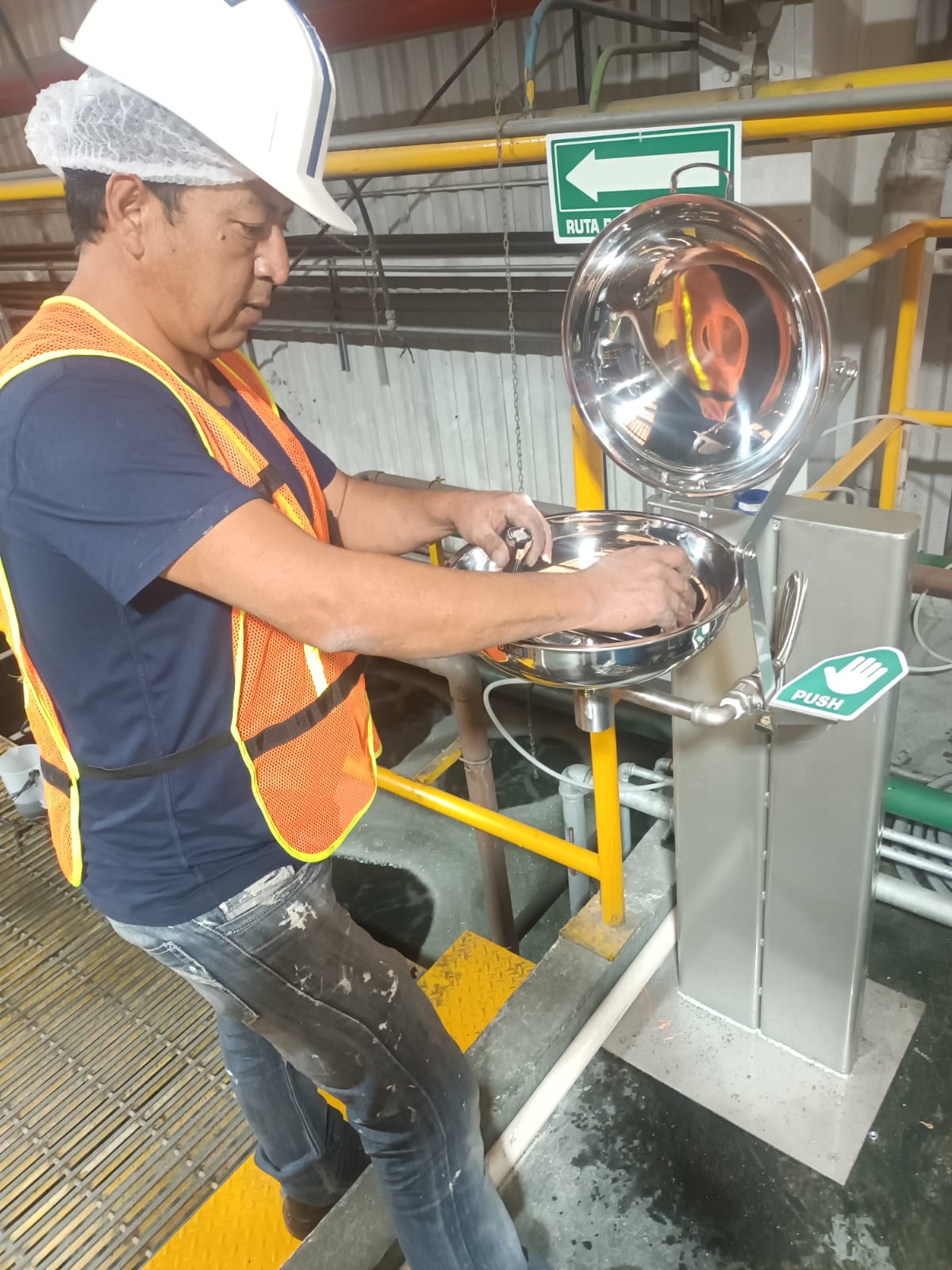 Equipo lavaojos instalado