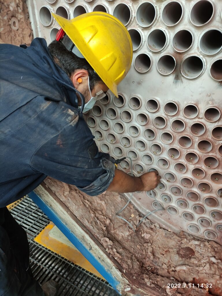 Técnico realizando mantenimiento correctivo en caldera industrial